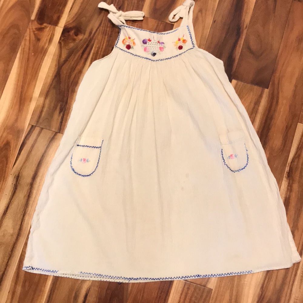 Girls Size 6 Embroidered Flower 🌺 🌸 Dress